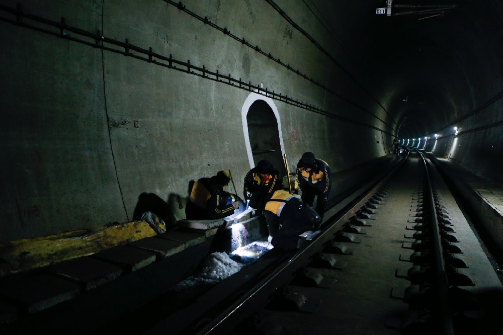 大峪镇铁路运营隧道病害现状